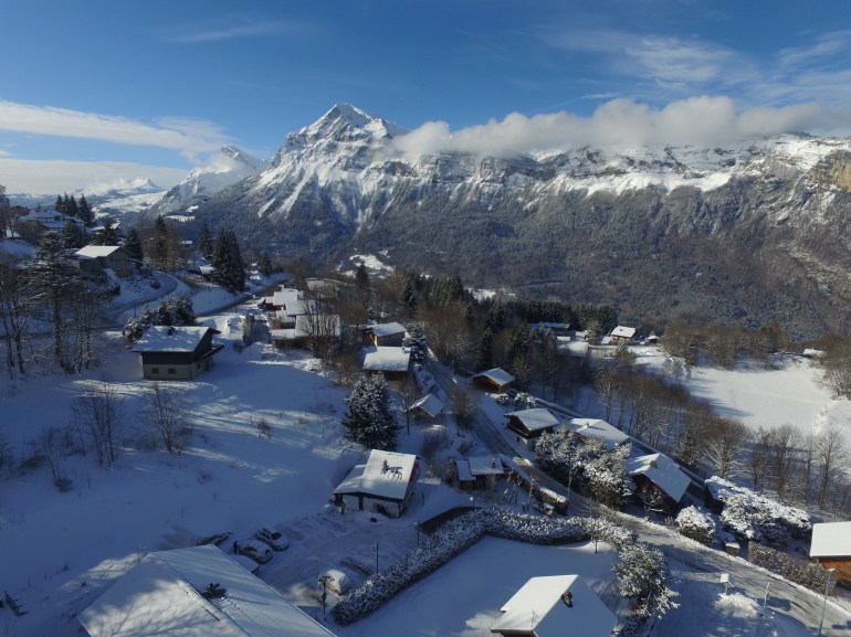 Vue sur la chaîne des Aravis depuis les Carroz Haute-Savoie